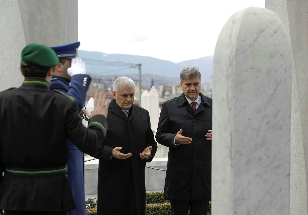 Başbakan Binali Yıldırım Bosna Hersek’in ilk Cumhurbaşkanı İzzetbegoviç’in kabrini ziyaret etti