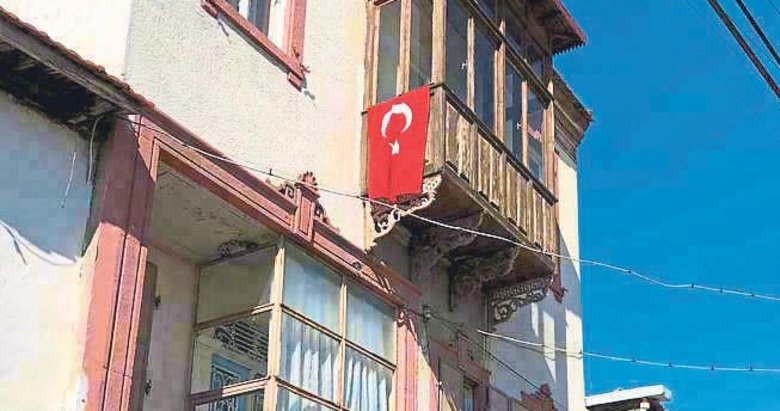 Onassis’in doğduğu eve Türk bayrağı