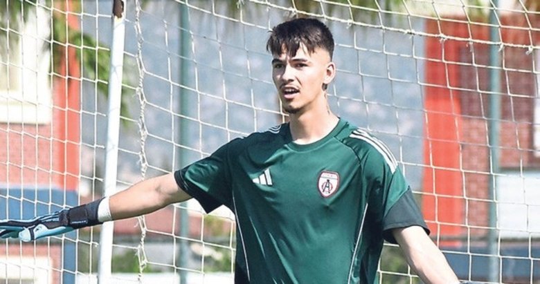 Altınordu’nun genç kalecisi Arif parlıyor