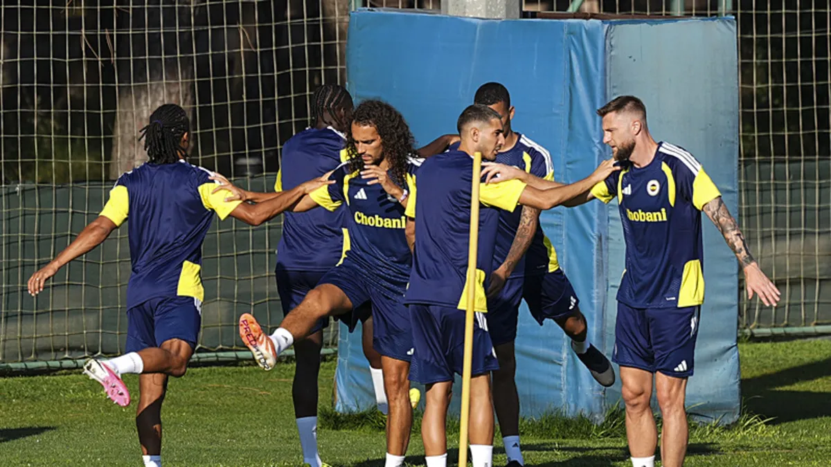 Fenerbahçe'de transfer gündemi! Başarılı sol bek Premier Lig devinin radarında