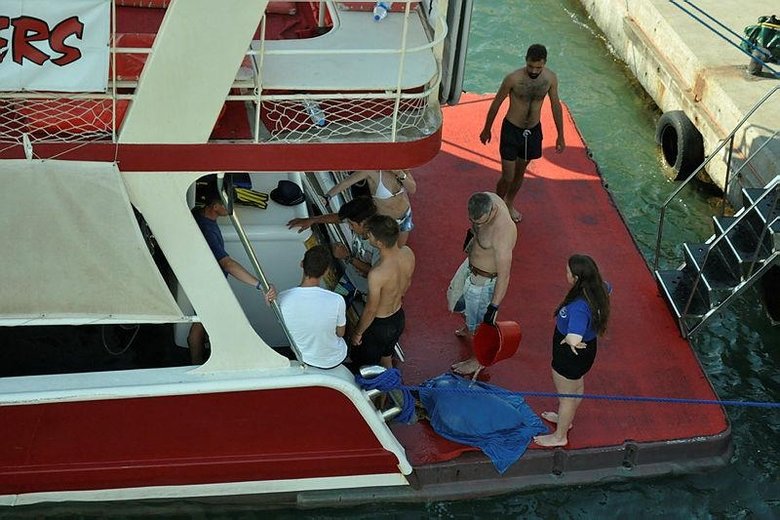 Denizde yaralı bulundu! Yardımına tur teknesi koştu