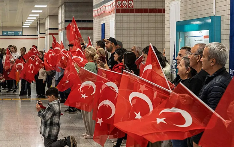 izmir-metrosunda-29-ekim-coskusu-izmirliler-marslara-ve-sarkilara-eslik-etti-1793263533782.png