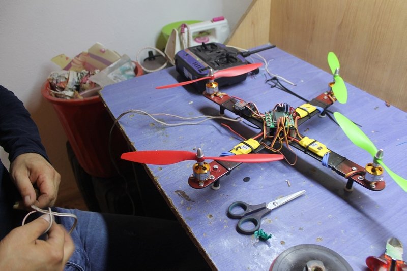 Hurda malzemelerden çocuklarına akülü araba, kendisine drone yaptı