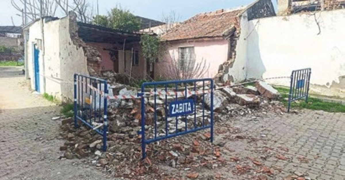 Tire’de evin bahçe duvarı devrildi