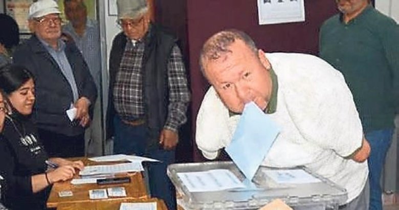 Antalya’da kolları olmayan adam zarfı ağzıyla bıraktı