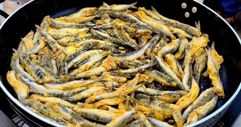 Muğla’daki şölende 5 ton hamsi dağıtıldı