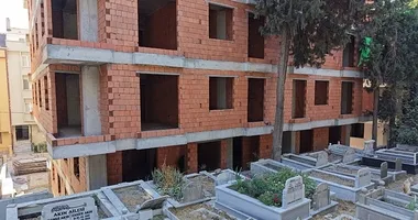 Bir daire düşünün... Manzarası mezarlık!