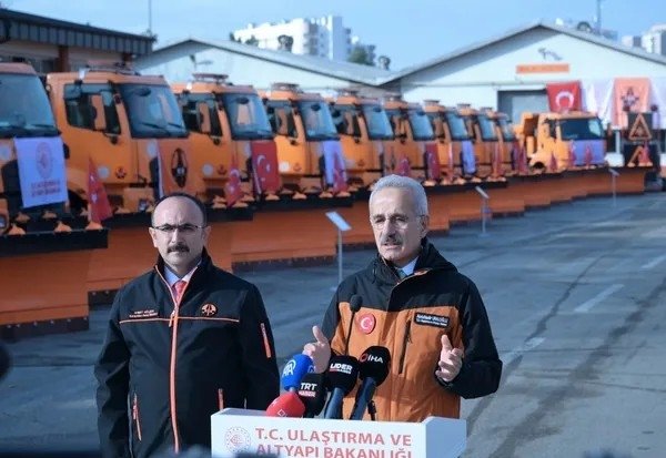 kis-hazirliklari-tamam-bakan-uraloglu-acikladi-karla-mucadeleye-22-milyar-liralik-arac-destegi-1764237682368.jpeg