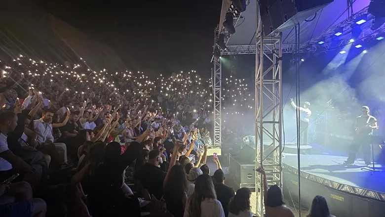 gokhan-turkmen-bile-sasirdi-konserde-9-evlilik-teklifi-yapildi-1787821809445.jpeg