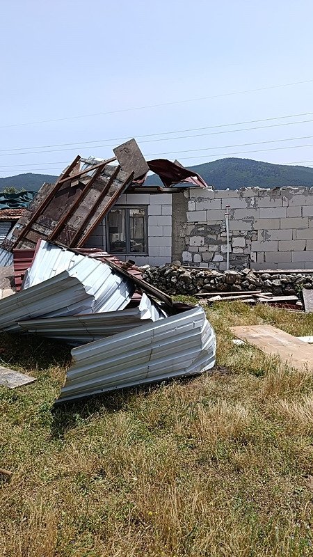 Deniz taştı çatılar uçtu