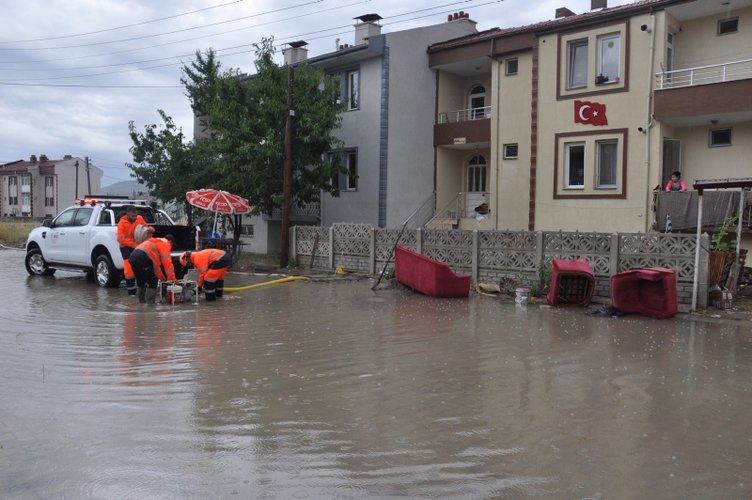 Ege’yi sağanak vurdu! Afyonkarahisar - İzmir kara yolunda trafikte aksamalara neden oldu