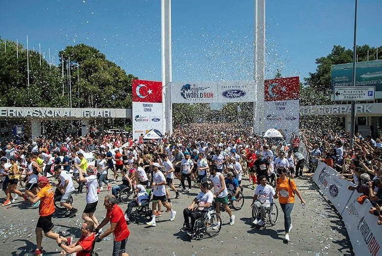 İzmir’de binlerce kişi katıldı! Koşamayanlar için koştular