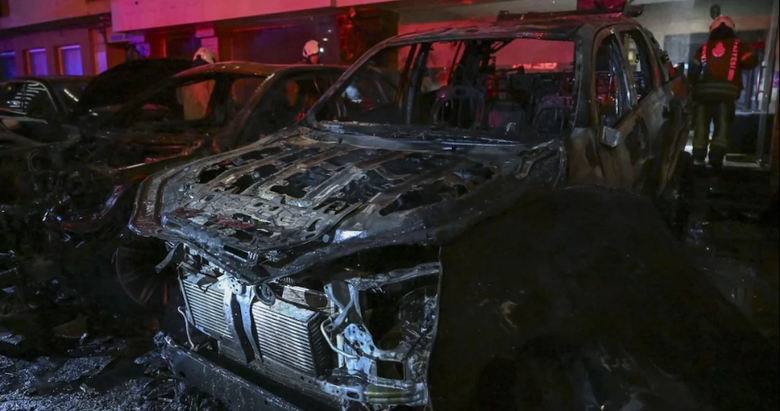 İstanbul’un göbeğinde 14 lüks araç küle döndü