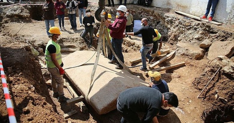 Bodrum’da inşaat kazısında bulunan 2 bin 400 yıllık lahidin kapağı açıldı