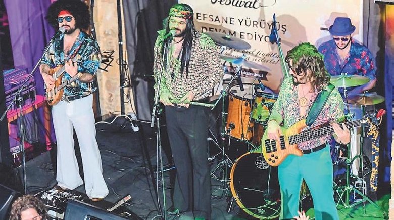 Şarkılar ve kostümlerle nostaljik müzik yolculuğu