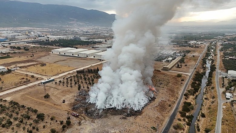 son-dakika-izmirde-cop-aktarma-noktasinda-yangin-cok-sayida-ekip-sevk-edildi-1759131319051.jpeg