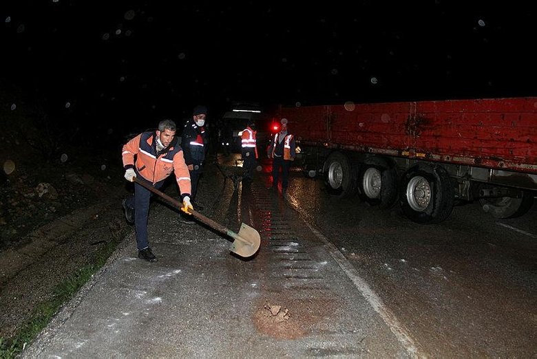 Kontrolden çıkan TIR, İzmir- Ankara D300 yolunu trafiğe kapattı