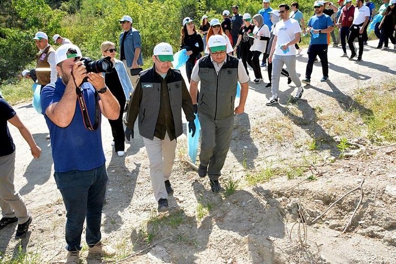 Orman temizliğinde çöplerin arasından çıkanlar ’pes’ dedirtti