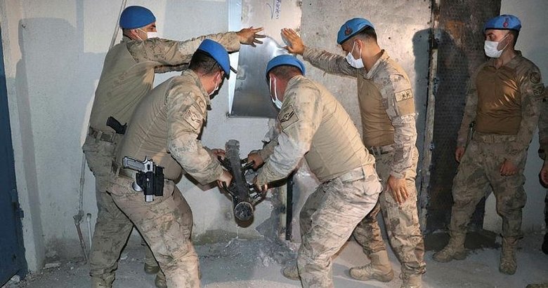 İzmir’de şok baskın! Jandarma duvarı delerek girdi