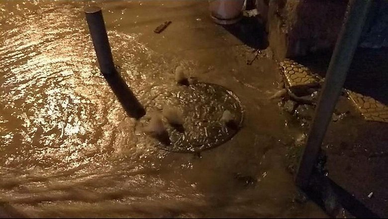 Foça’yı sel vurdu! Sokak ve caddeler suyla doldu