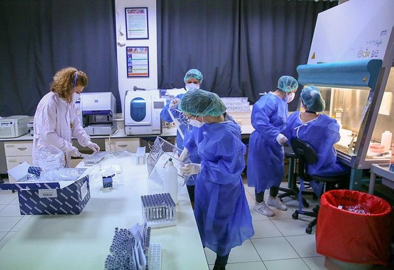 İzmir’deki PCR laboratuvarında 5 örnekten biri pozitif çıkıyor