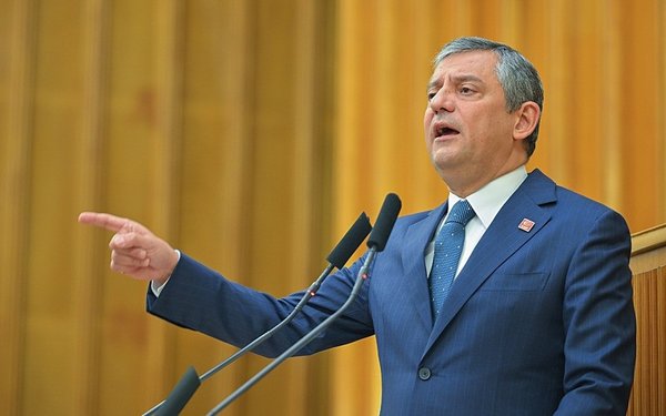 son-dakika-chpde-grup-toplantisi-savasi-meclis-onunde-gergin-anlar-1780992753649.jpeg
