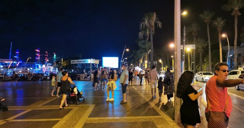 Gündüz deniz, gece gezinti! Tatilciler Marmaris’in tadını çıkarıyor