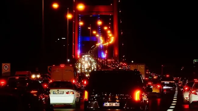 istanbulda-trafik-mesaisi-yogunluk-yuzde-85e-dayandi-1768406077182.png
