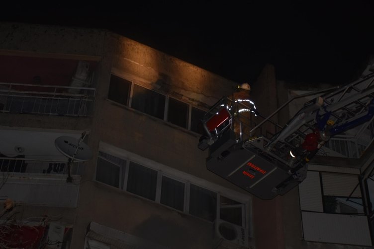 İzmir’de korkutan yangın! 15 kişinin yaşadığı dairede...