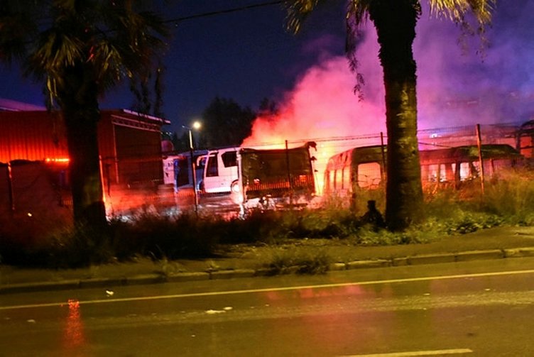İzmir’de feci yangın! Araçlar küle döndü