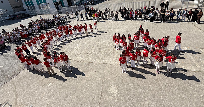 İzmir’de öğrencilerden işaret diliyle İstiklal Marşı performansı: Hissederek öğrendiler!