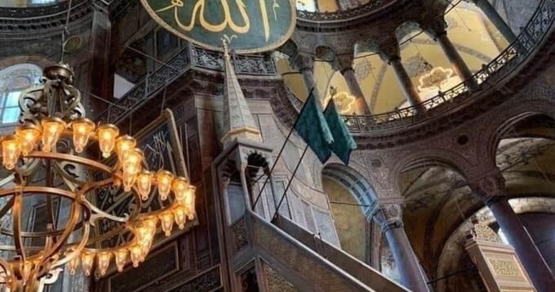 Ayasofya Camii’nin minberine asılan yeşil sancaklar bakın ne anlama geliyor!