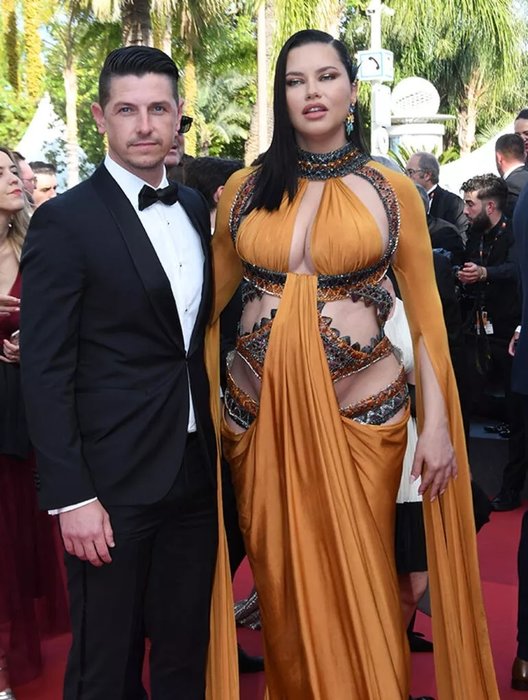 Adriana Lima tarzıyla Cannes’a damga vurdu