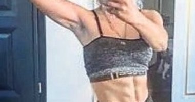 49’luk Helin Avşar kaslarıyla dikkat çekti