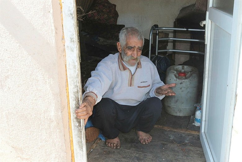 40 yıldır mağarada yaşayan adam kulübeye taşındı