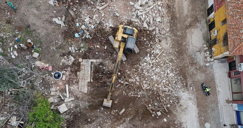 Muğla’da yıkılan binanın molozları arasından tarihi eserler çıktı