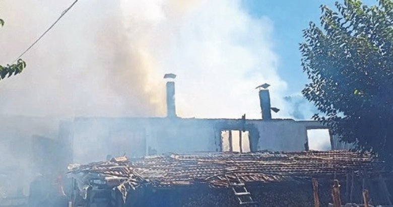 Çıkan yangında 2 ev kullanılmaz hale geldi