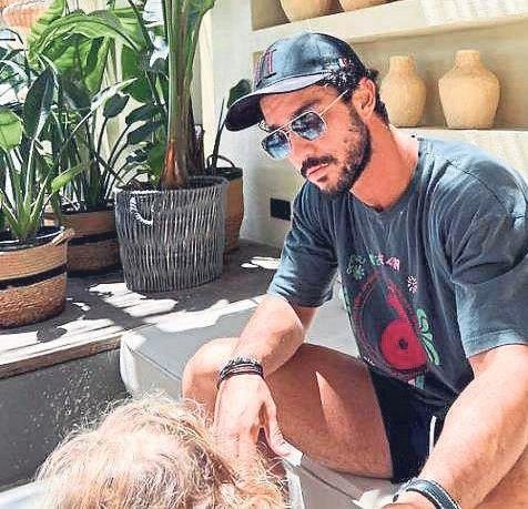 Gözlük ve bileklik ile ’yıldırım’ aşkı