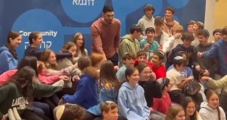 FETÖ’cü Enes Kanter’den katil İsrail’e destek: Yahudi okuluna ’moral’ ziyareti