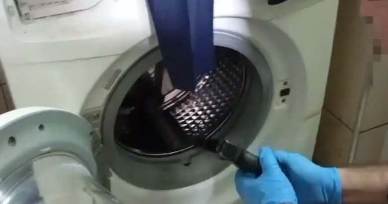 İzmir’de ruhsatsız tabancalar çamaşır makinesinden çıktı