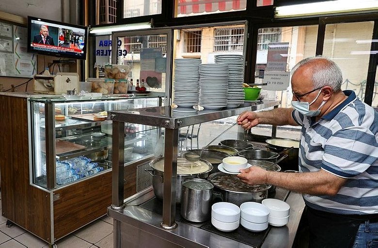İzmir’de restoran ve kafeler kademeli normalleşme kapsamında müşteri kabul etmeye başladı