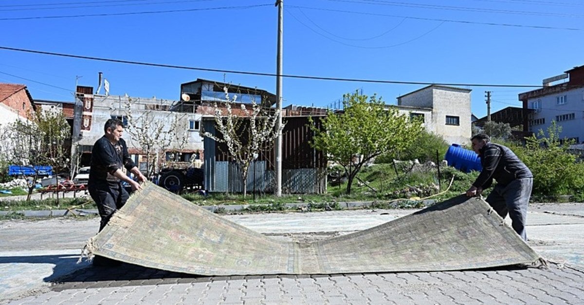 Manisa'da Demirci halıları kolay yoldan geçmiyor: Yaşlandırıyorlar! İşte şaşırtan o yöntem