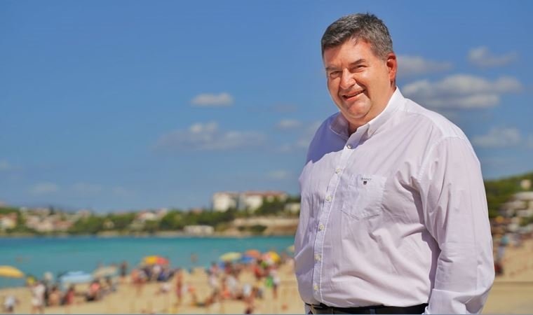 Evlenen çifti görevlerinden aldı