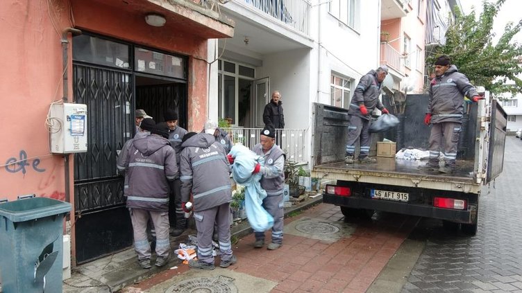 Denizli’de çöp ev vakası! 2 yılda 2 kamyon çöp biriktirmiş