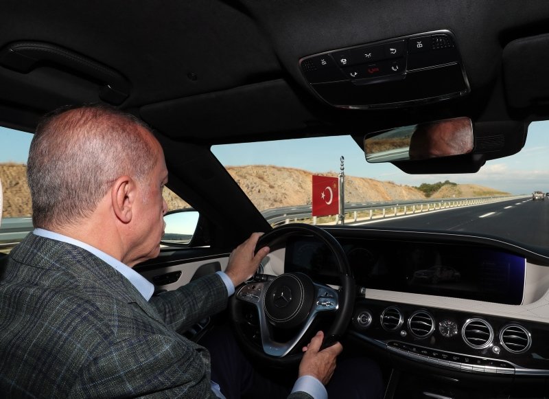 Başkan Recep Tayyip Erdoğan’dan ilk sürüş! Dev açılış sonrası İstanbul-İzmir Otoyolu’nda direksiyon başına geçti