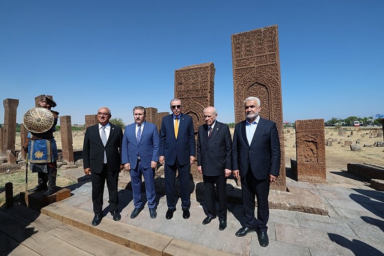 Erdoğan, Ahlat’ta Selçuklu Meydan Mezarlığı’nı ziyaret etti