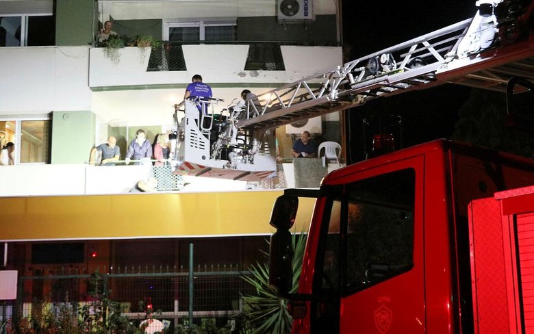 İzmir’de mucize kurtuluş! 5’inci kattan düştü tente sayesinde hayatta kaldı