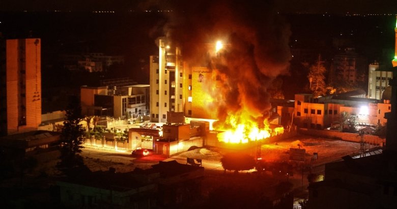 Katil İsrail, Gazze’de çocuk hastanesinin girişini vurdu