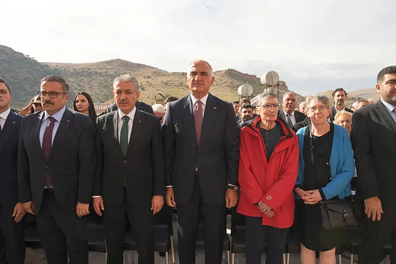bakan-ersoydan-aziz-sancara-buyuk-vefa-baba-ocagi-bilimin-yuvasi-oldu-1792590039768.png