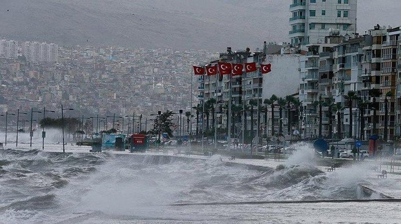 İzmir’de bugün hava nasıl olacak? Meteoroloji’den rüzgar ve fırtına uyarısı | 1 Ocak hava durumu